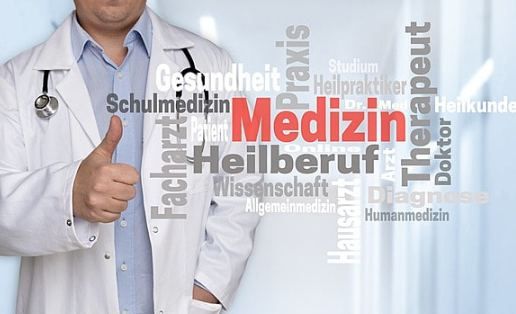 Deutschsprachiger Arzt in der Türkei | Online-Arzt | E-rx.online Arzt mit Daumen hoch und Medizin Wortwolke, deutschsprachiger Arzt | Deutschsprachiger Arzt in der Türkei | Online-Arzt | Online-Rezept | E-rx.online